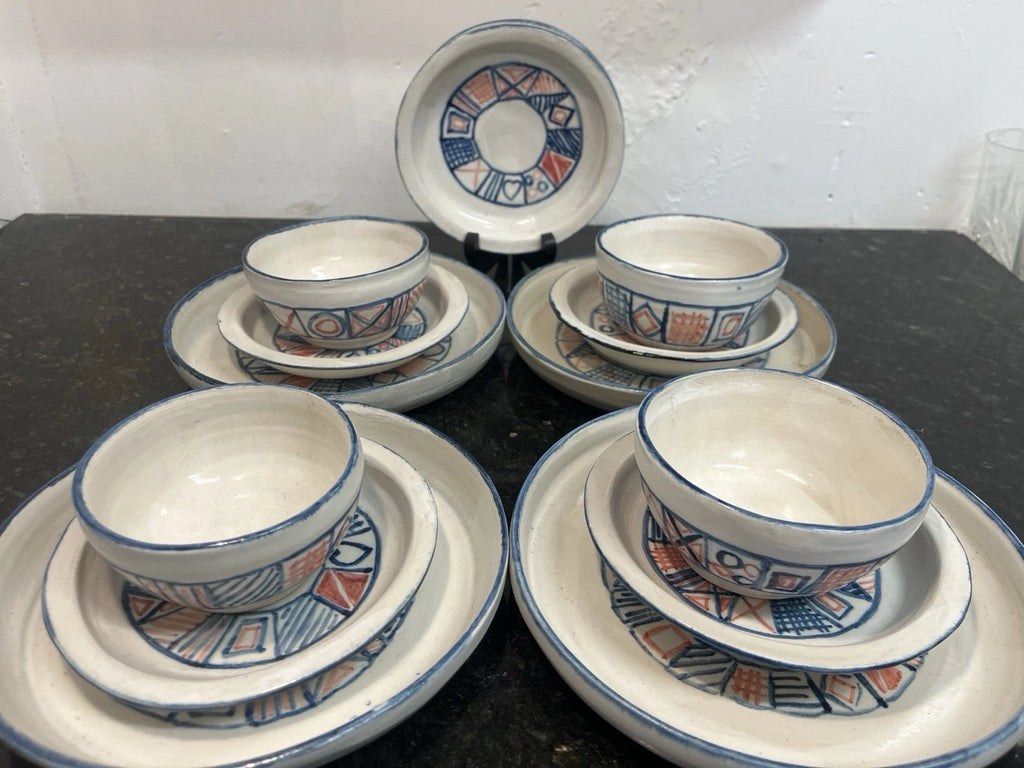 French studio pottery 14-piece tableware set, complete arrangement