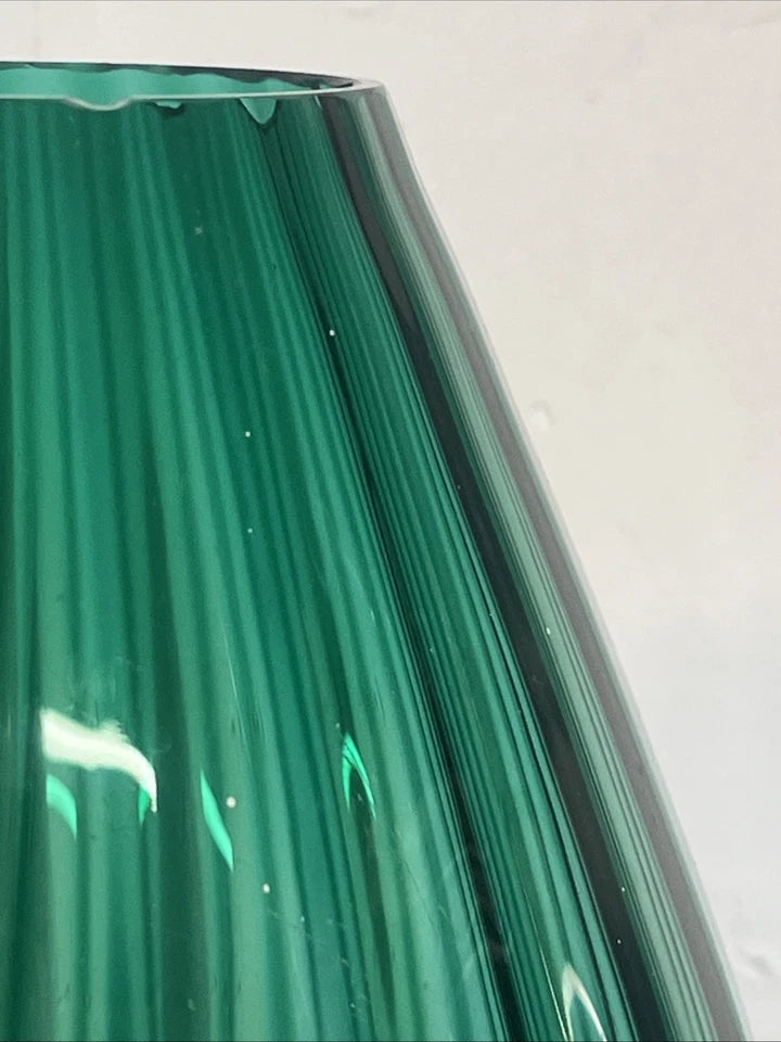 Close-up of the upper rim and the documented small chip