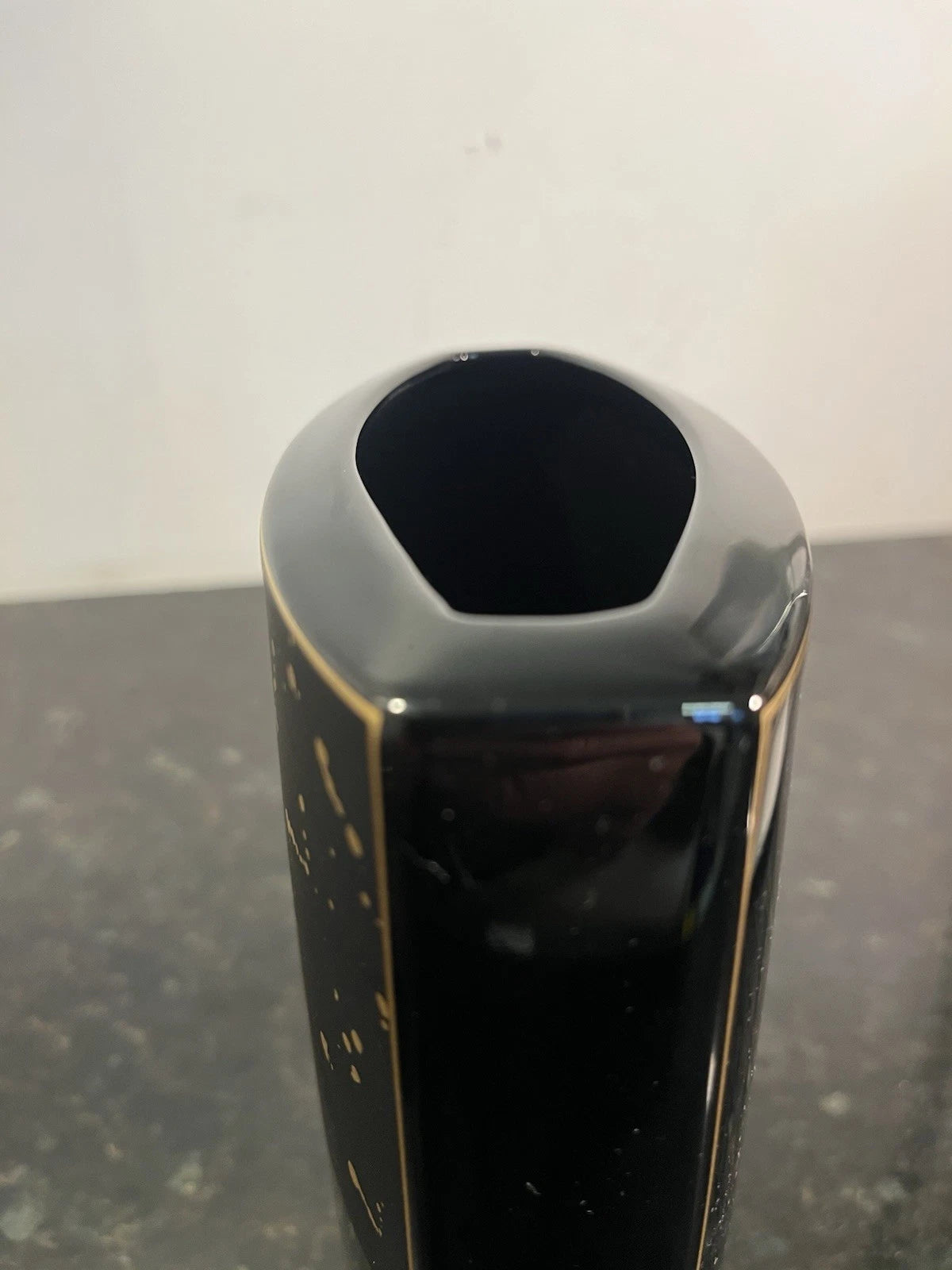 Top opening and rim of the Rosenthal Carré d’Or vase
