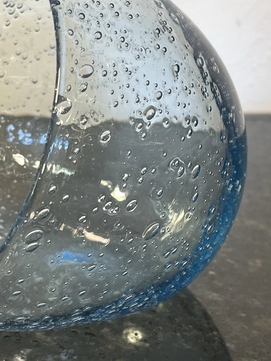 Close view of the blue rim and bubble texture