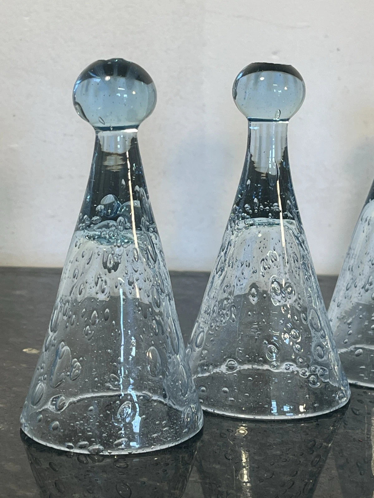 Detail of the footless conical pomponnette shape